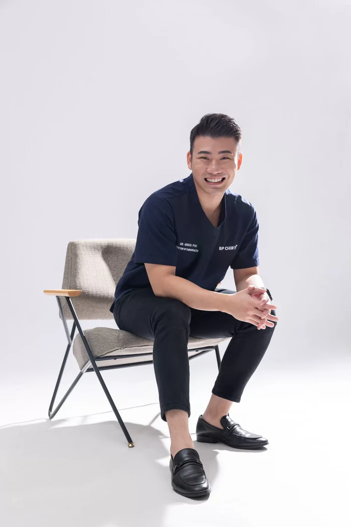 安格斯医生身穿临床制服
