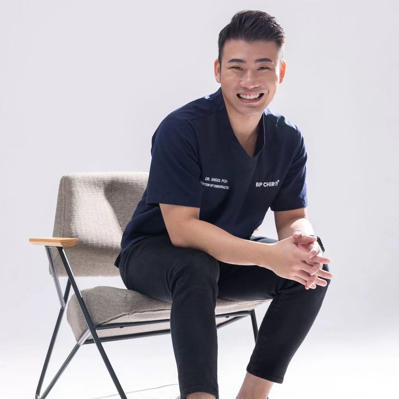 脊椎按摩博士 Dr. Angus 身穿诊所制服